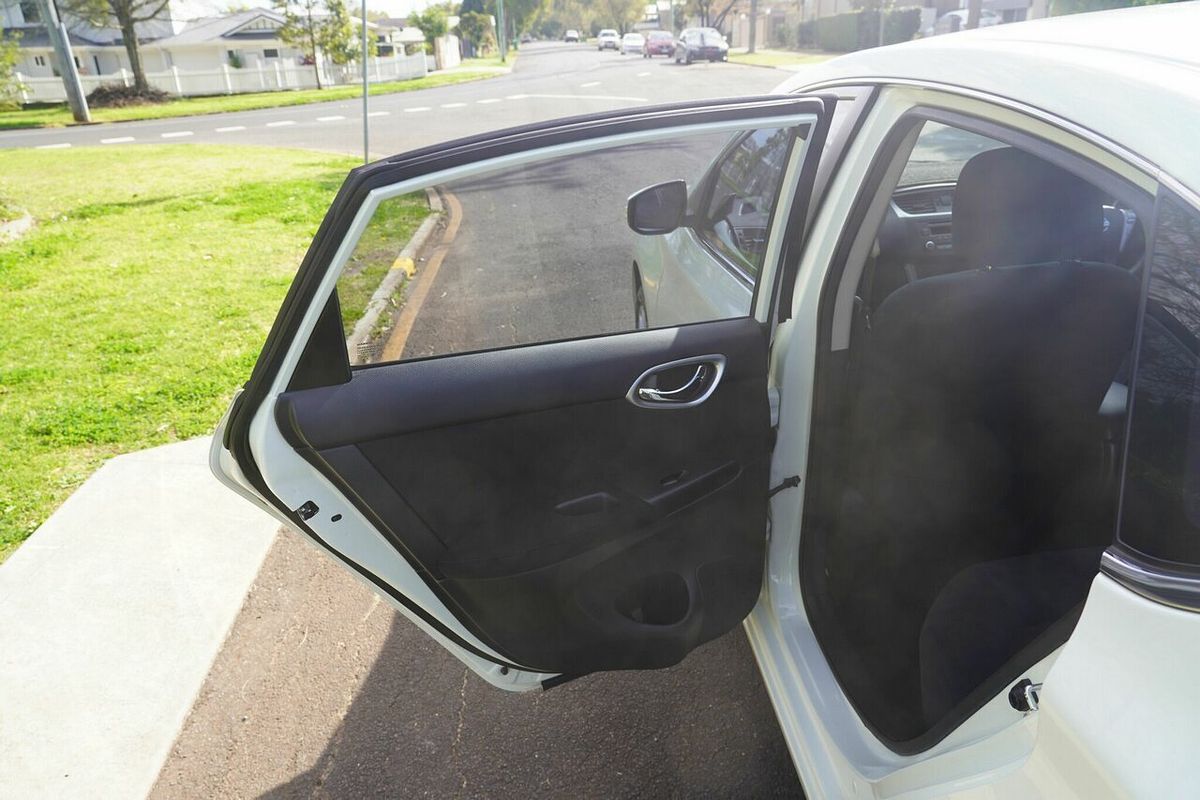 2014 Nissan Pulsar ST B17