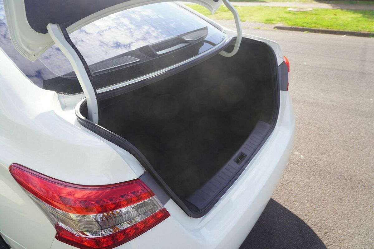 2014 Nissan Pulsar ST B17