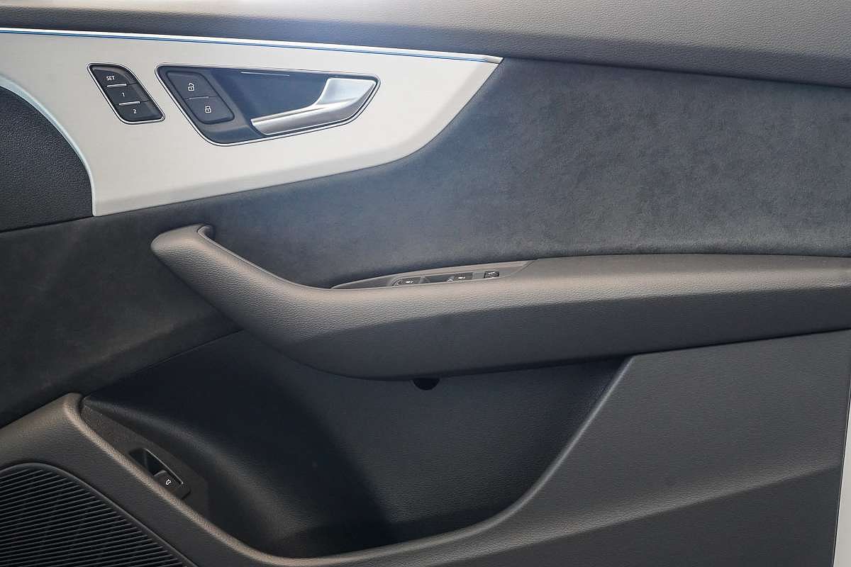 2025 Audi Q8 50 TDI S line F1