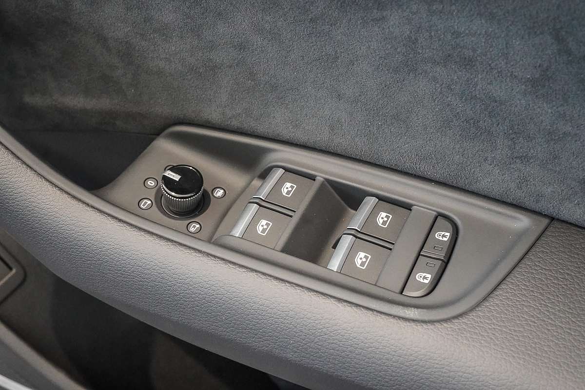 2025 Audi Q8 50 TDI S line F1