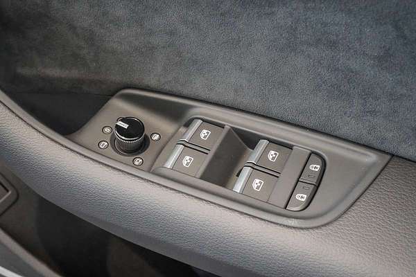 2025 Audi Q8 50 TDI S line F1