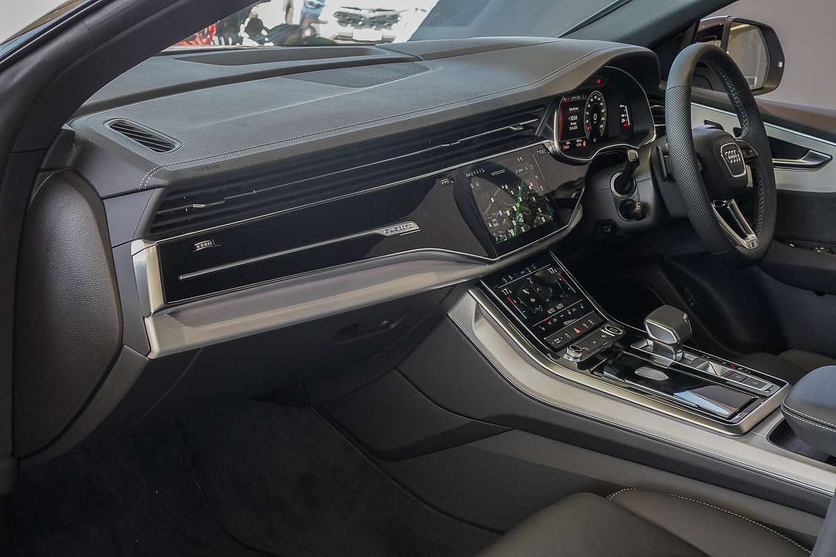 2025 Audi Q8 50 TDI S line F1