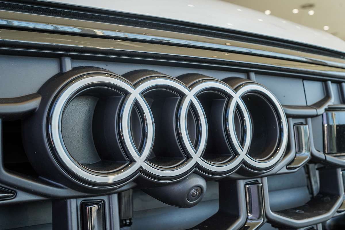 2025 Audi Q8 50 TDI S line F1