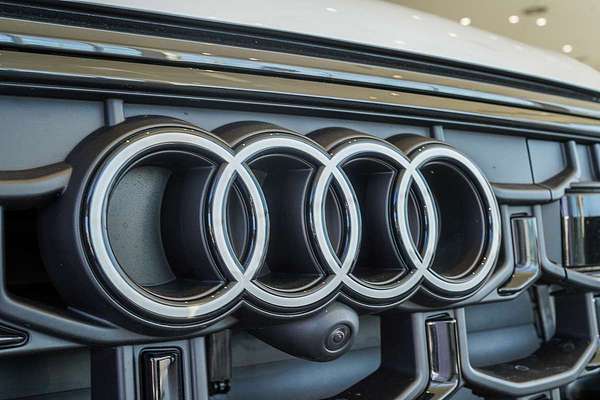 2025 Audi Q8 50 TDI S line F1