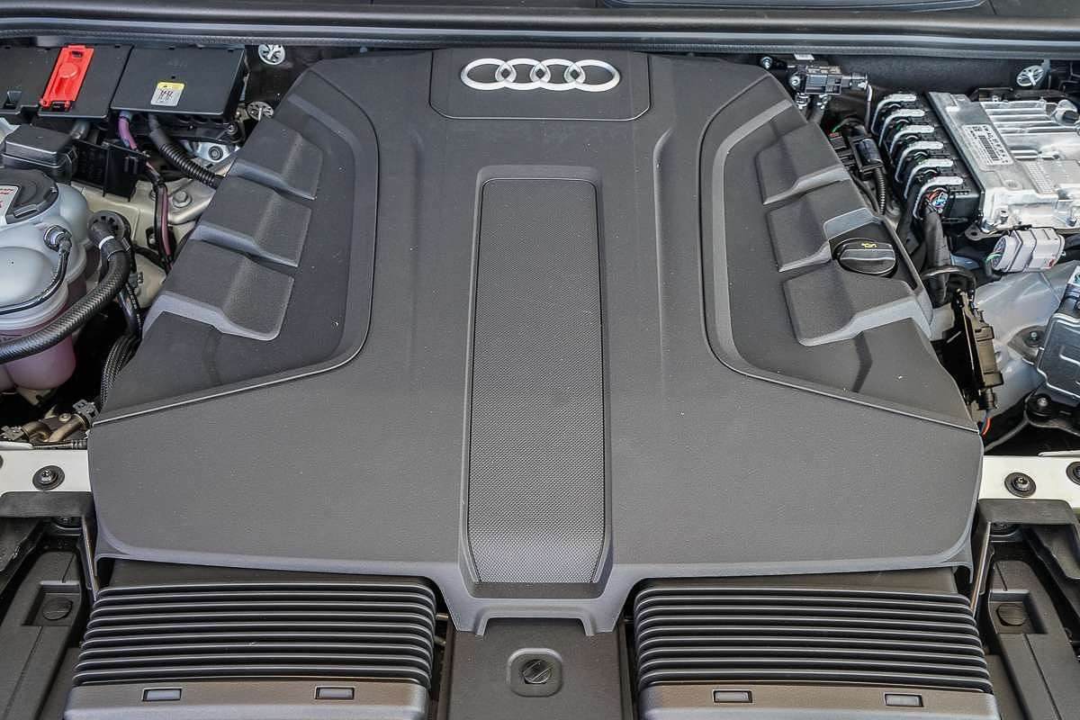 2025 Audi Q8 50 TDI S line F1