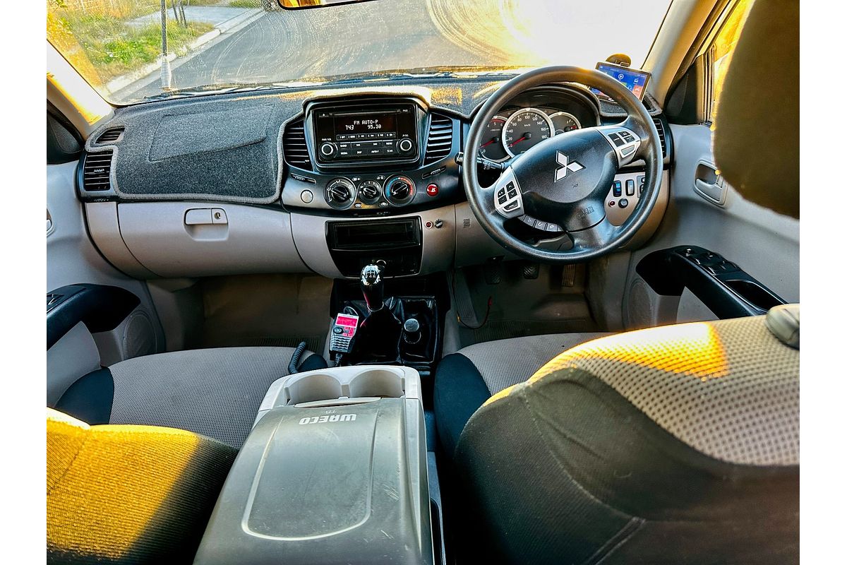 2014 Mitsubishi Triton 4x4 GLX MN 2.5L Manual Turbo Diesel Dual Cab 4X4
