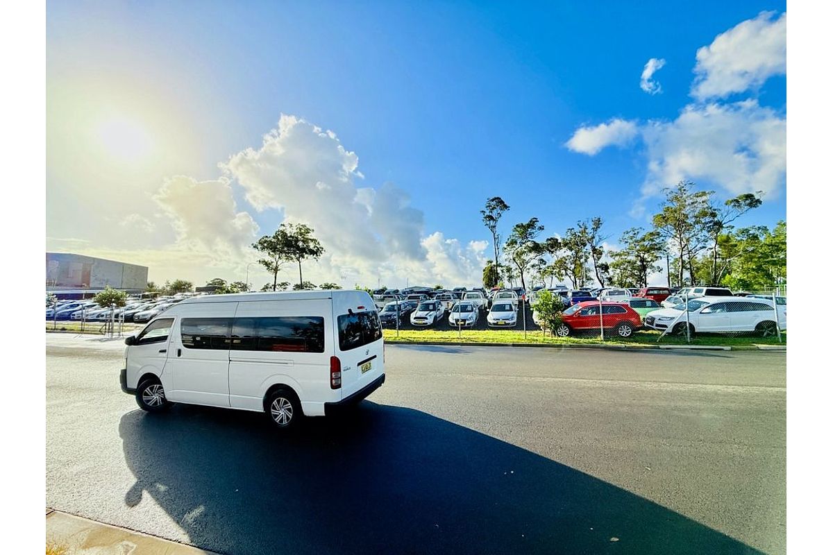 2010 Toyota HIACE COMMUTER TRH223R MY11 UPGRADE