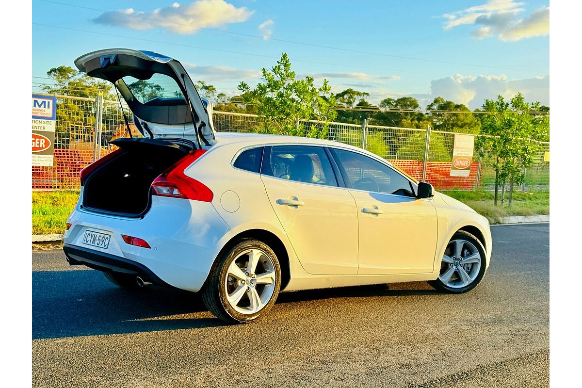 2014 Volvo V40 D4 LUXURY M 2.0L DT Turbo Diesel Hatch