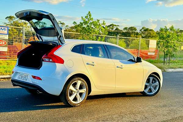 2014 Volvo V40 D4 LUXURY M 2.0L DT Turbo Diesel Hatch