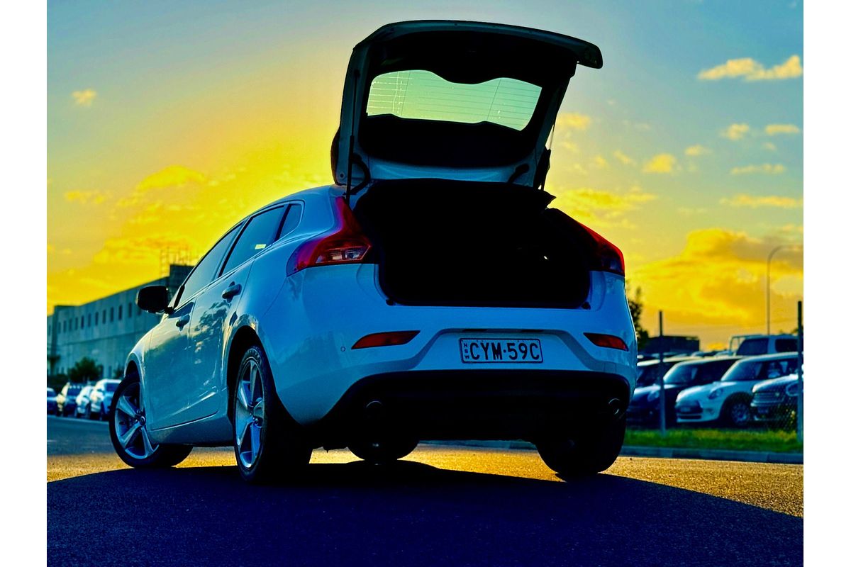 2014 Volvo V40 D4 LUXURY M 2.0L DT Turbo Diesel Hatch