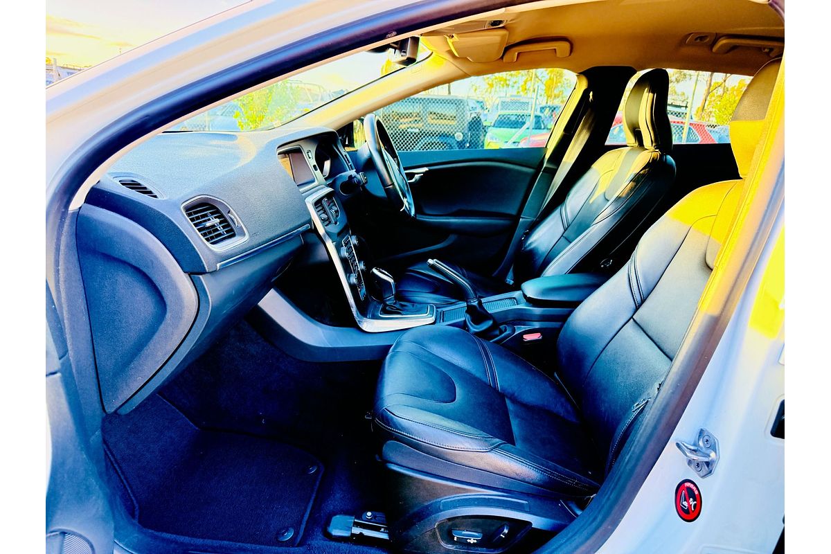 2014 Volvo V40 D4 LUXURY M 2.0L DT Turbo Diesel Hatch