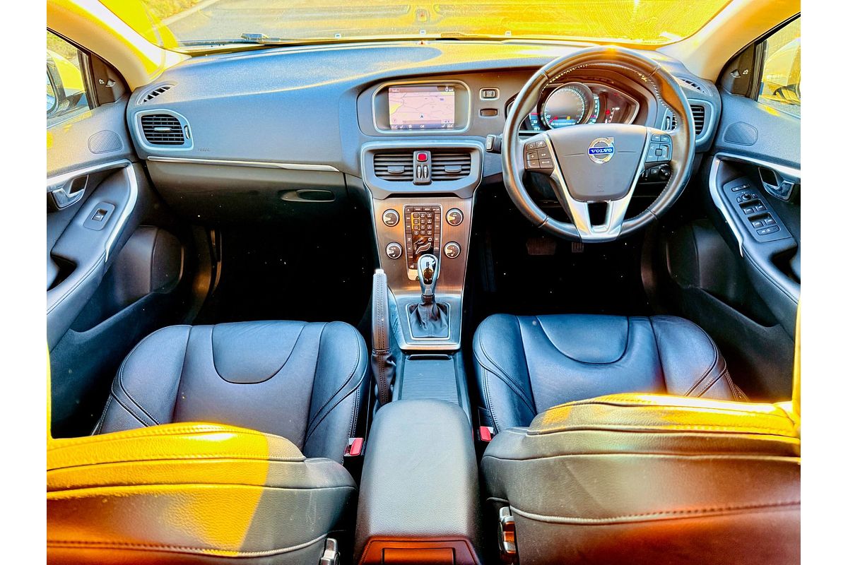 2014 Volvo V40 D4 LUXURY M 2.0L DT Turbo Diesel Hatch
