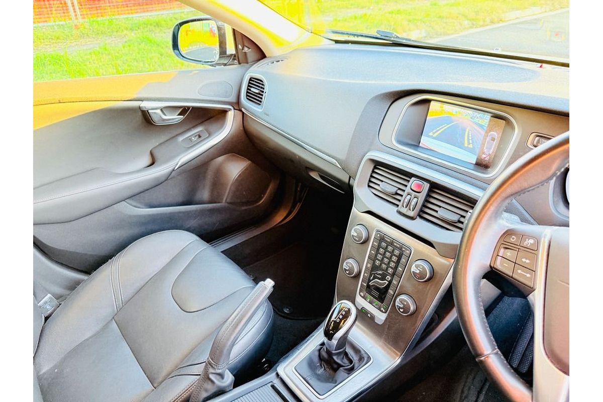 2014 Volvo V40 D4 LUXURY M 2.0L DT Turbo Diesel Hatch