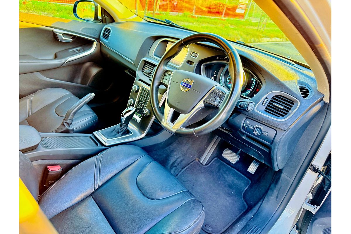 2014 Volvo V40 D4 LUXURY M 2.0L DT Turbo Diesel Hatch