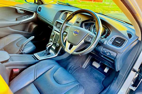 2014 Volvo V40 D4 LUXURY M 2.0L DT Turbo Diesel Hatch