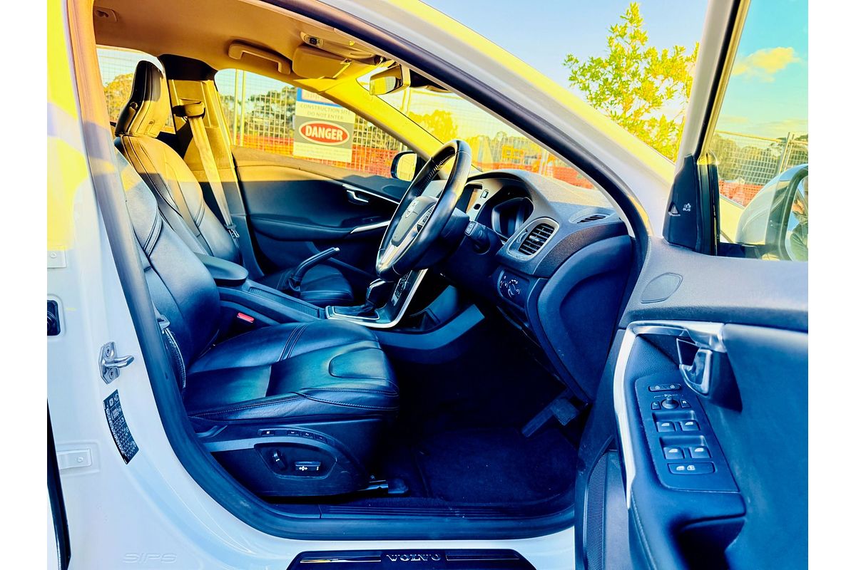 2014 Volvo V40 D4 LUXURY M 2.0L DT Turbo Diesel Hatch