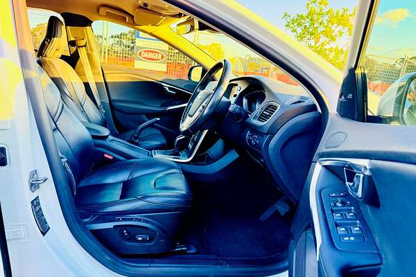 2014 Volvo V40 D4 LUXURY M 2.0L DT Turbo Diesel Hatch