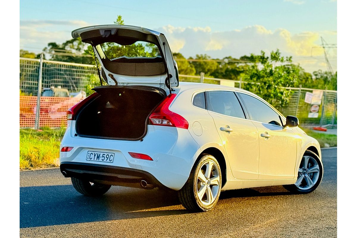 2014 Volvo V40 D4 LUXURY M 2.0L DT Turbo Diesel Hatch