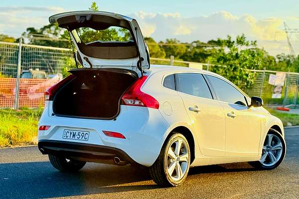 2014 Volvo V40 D4 LUXURY M 2.0L DT Turbo Diesel Hatch