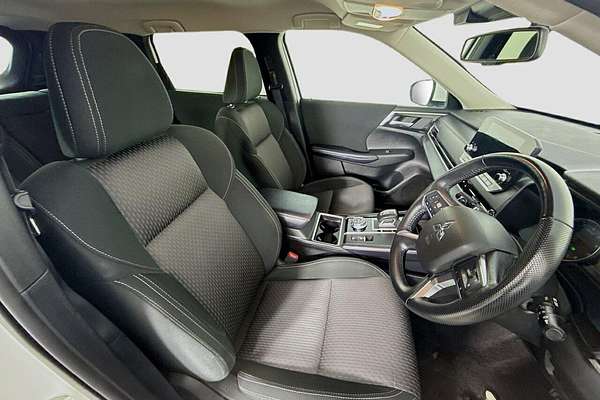 2024 Mitsubishi Outlander LS ZM