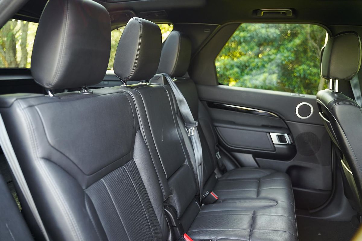2020 Land Rover Discovery SD6 SE Series 5