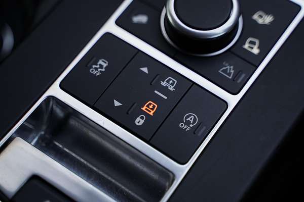 2020 Land Rover Discovery SD6 SE Series 5