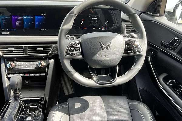 2025 Mahindra XUV700 AX7L