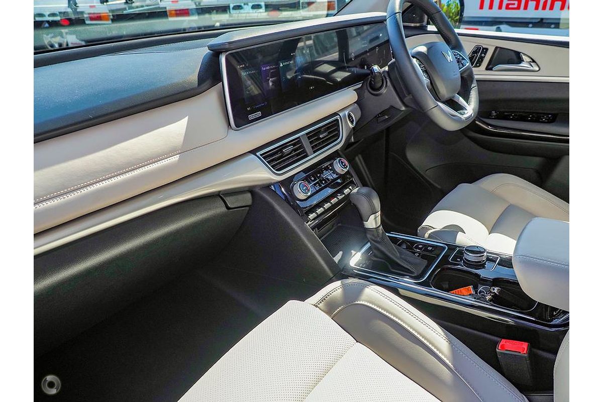 2025 Mahindra XUV700 AX7L