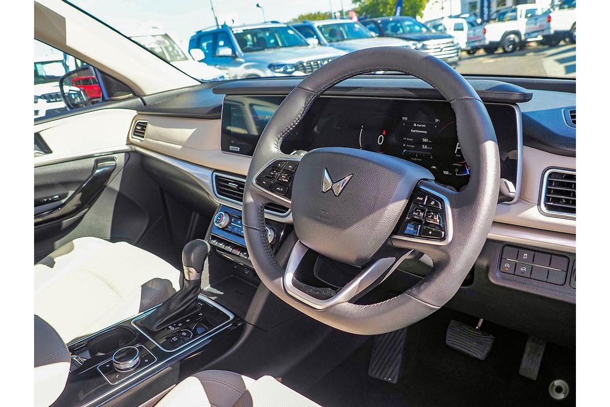 2025 Mahindra XUV700 AX7L