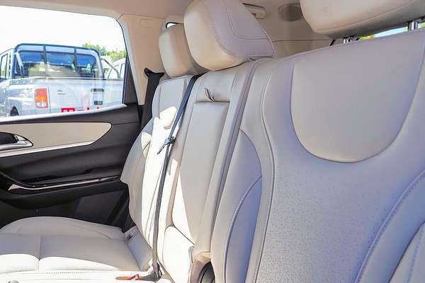 2025 Mahindra XUV700 AX7L