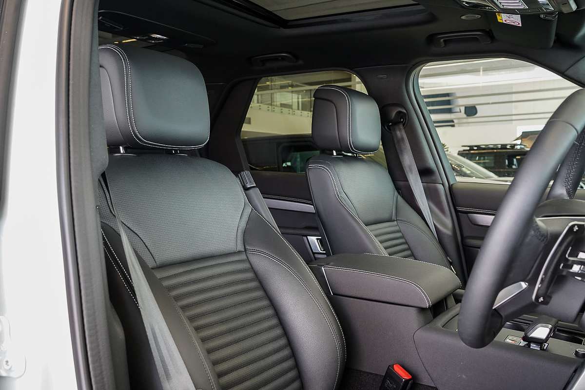 2024 Land Rover Discovery D300 Dynamic SE Series 5