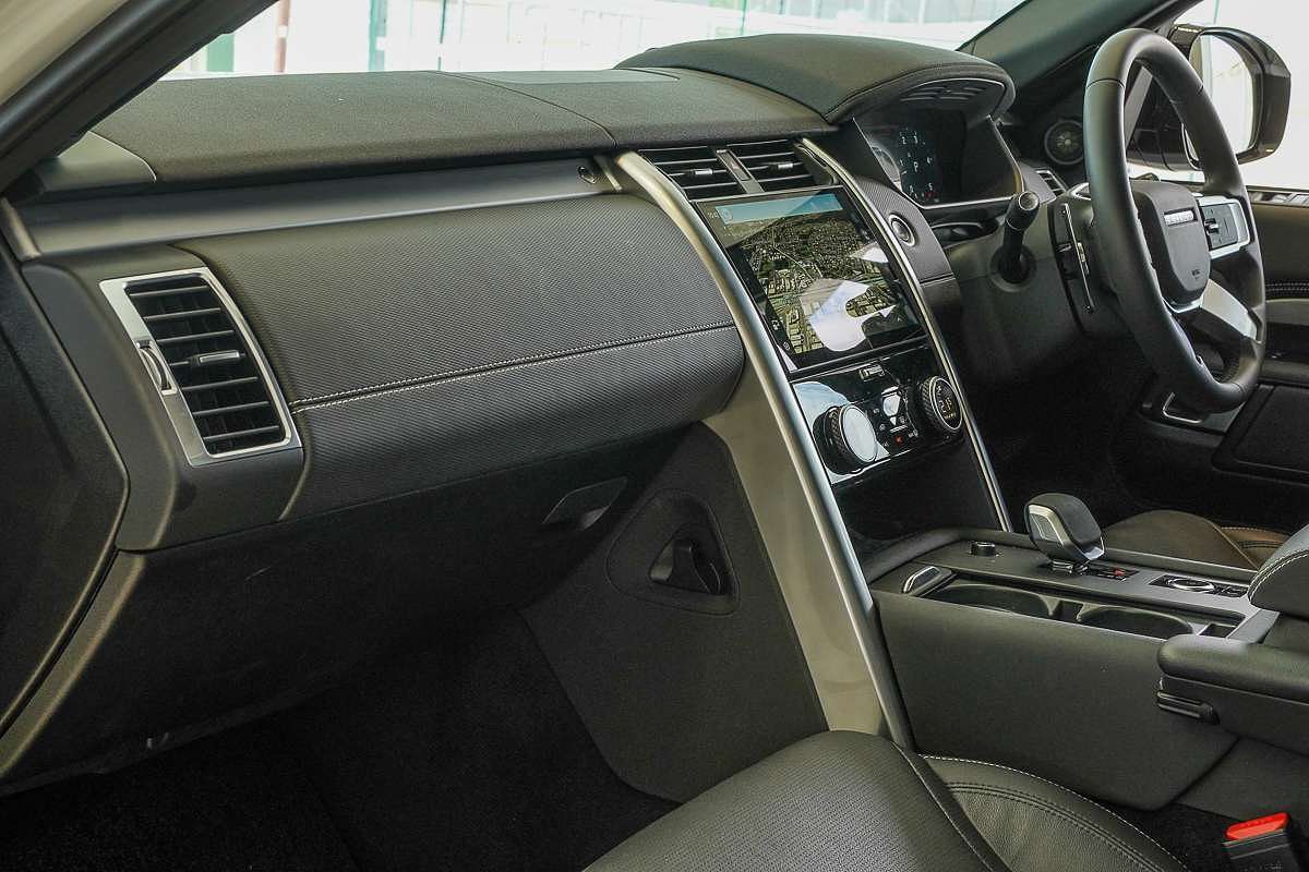 2024 Land Rover Discovery D300 Dynamic SE Series 5