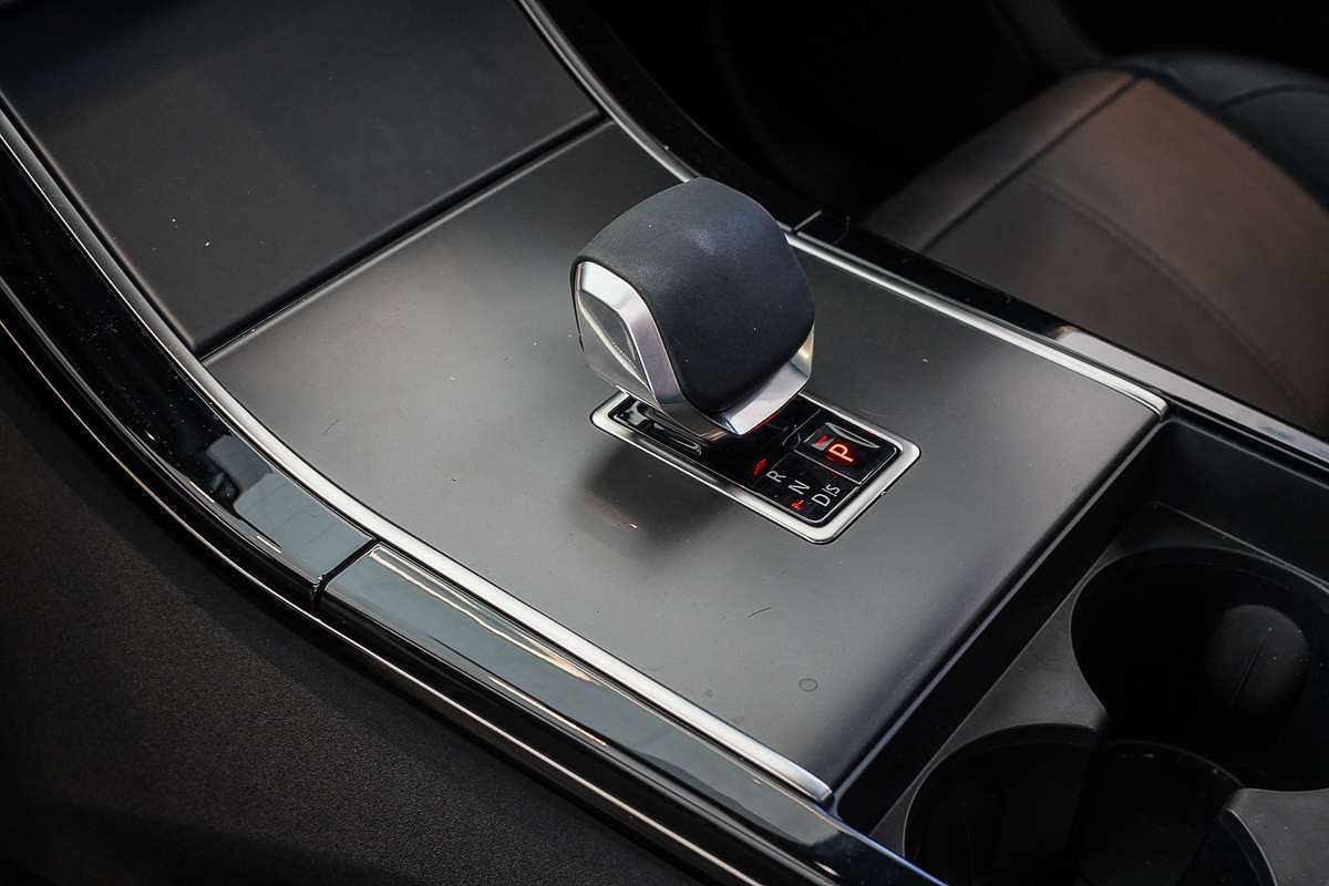 2024 Land Rover Range Rover Velar P250 Dynamic SE L560