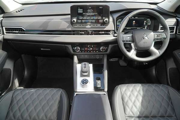 2024 Mitsubishi Outlander Exceed ZM