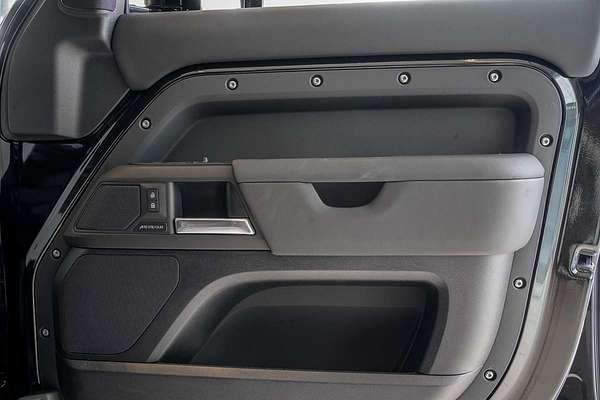 2024 Land Rover Defender 110 P400e X-Dynamic SE L663