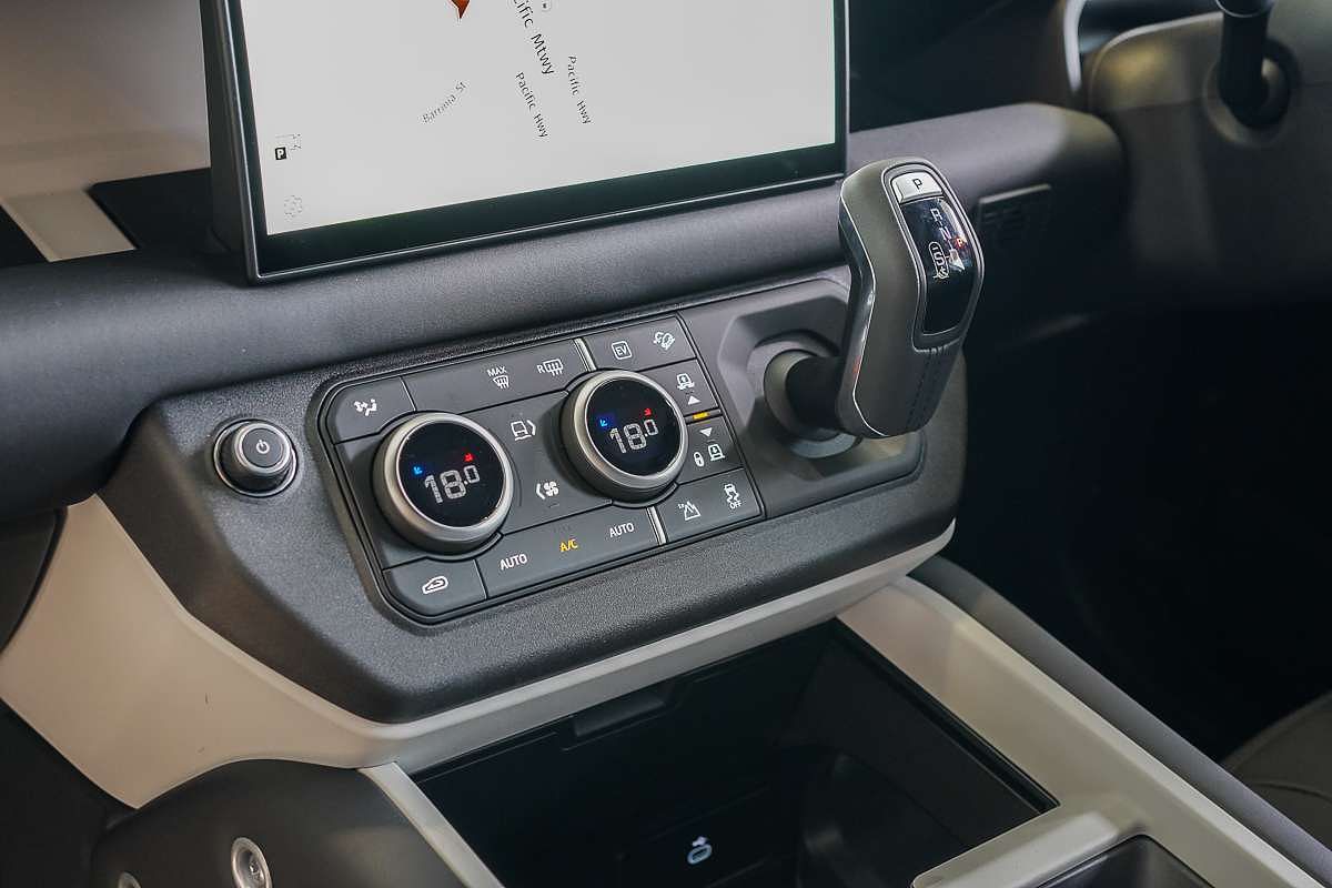 2024 Land Rover Defender 110 P400e X-Dynamic SE L663