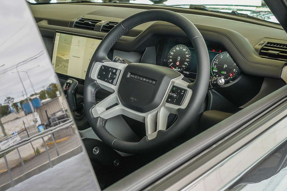 2025 Land Rover Defender 110 P400e X-Dynamic SE L663