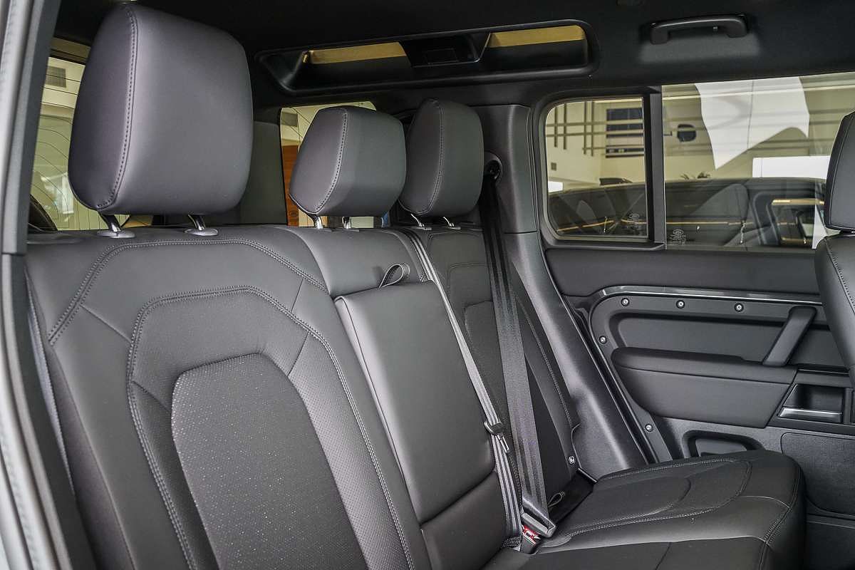 2025 Land Rover Defender 110 P400e X-Dynamic SE L663