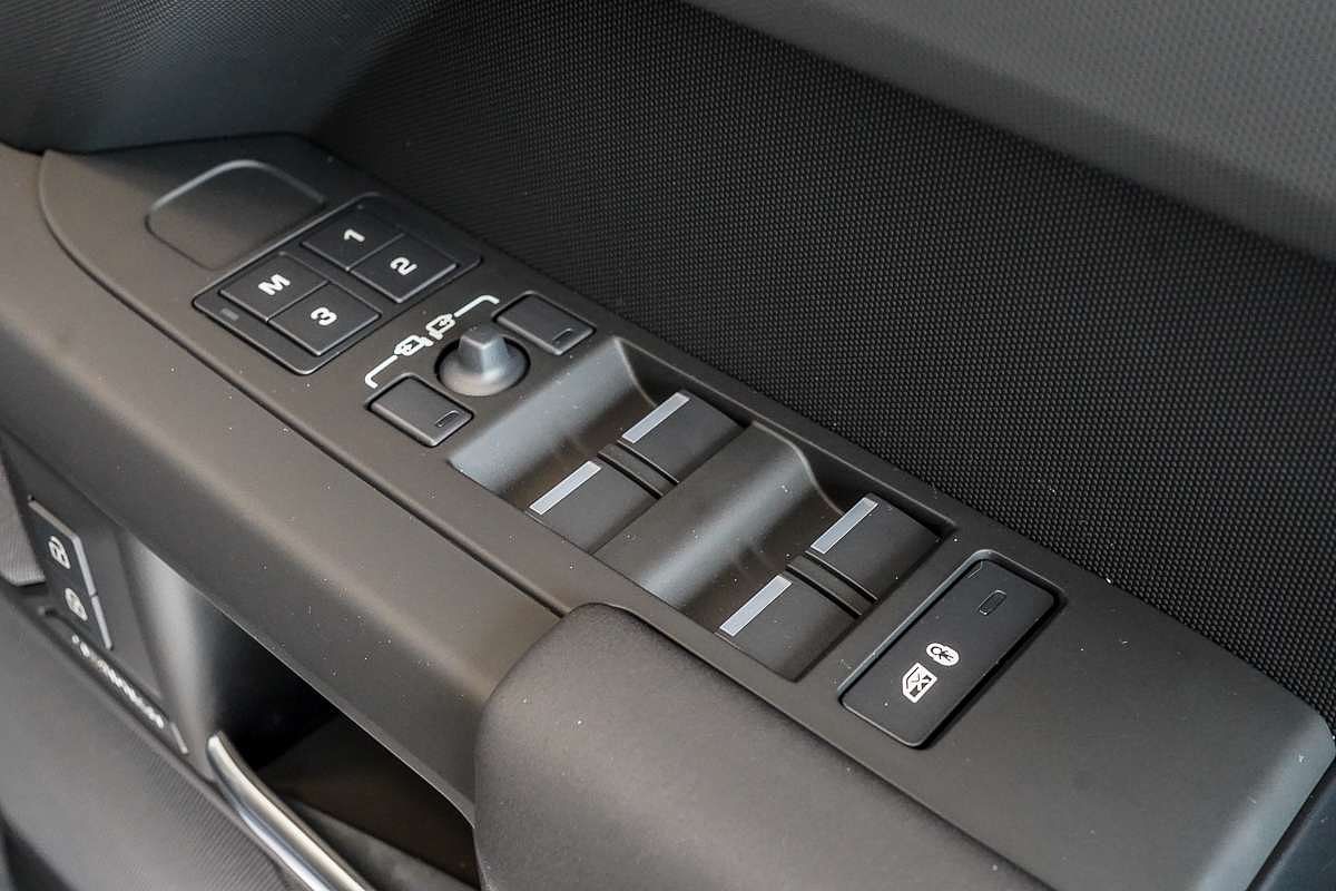 2025 Land Rover Defender 110 P400e X-Dynamic SE L663