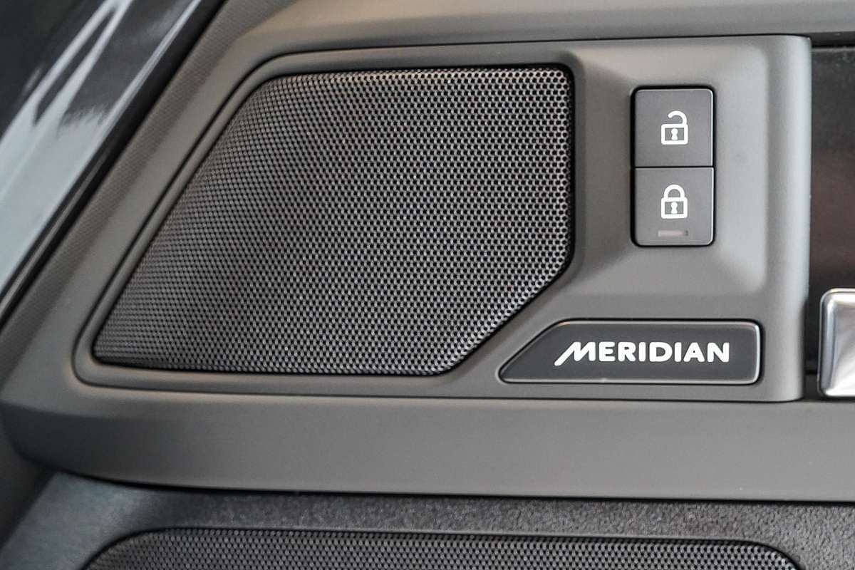 2025 Land Rover Defender 110 P400e X-Dynamic SE L663
