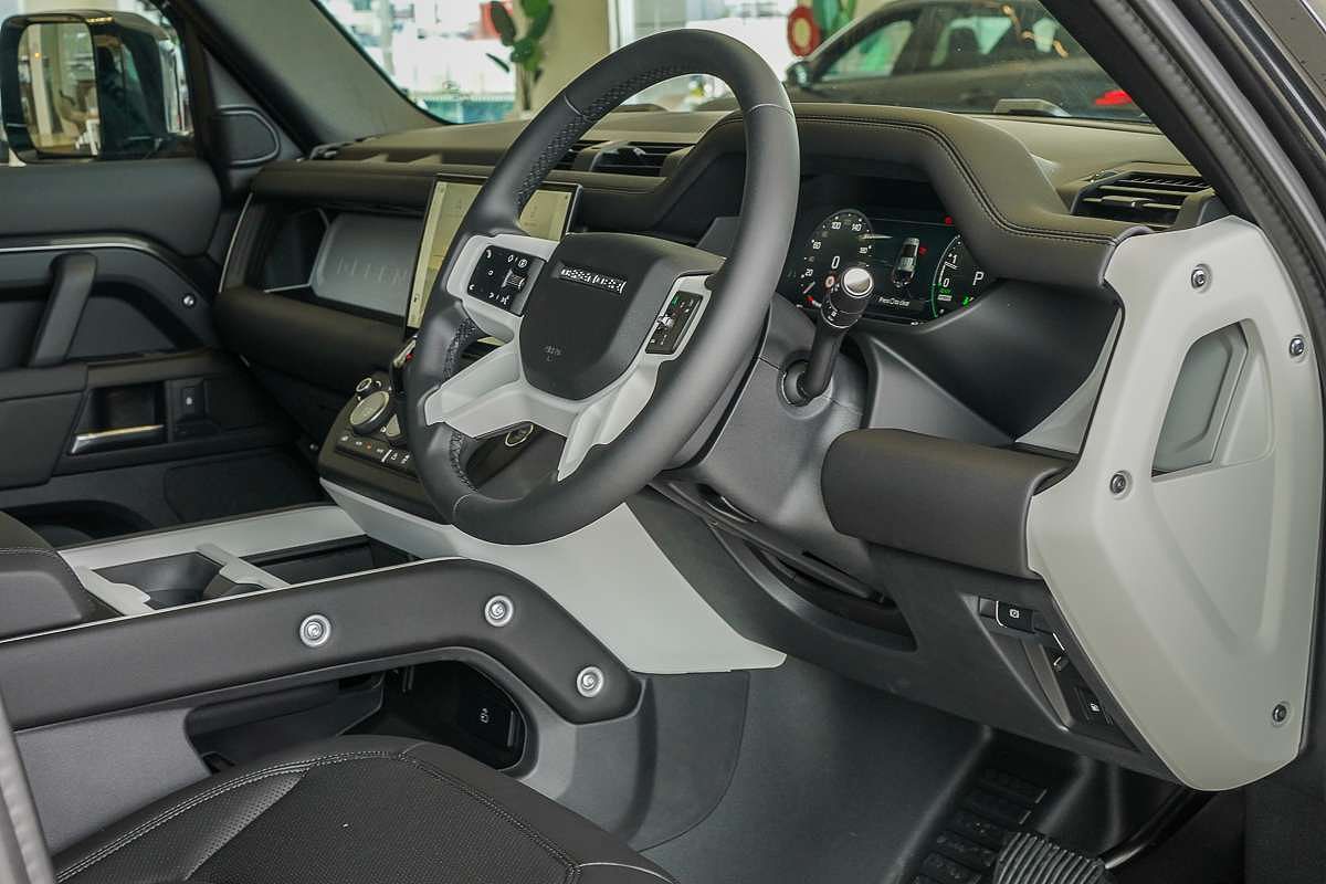 2025 Land Rover Defender 110 P400e X-Dynamic SE L663