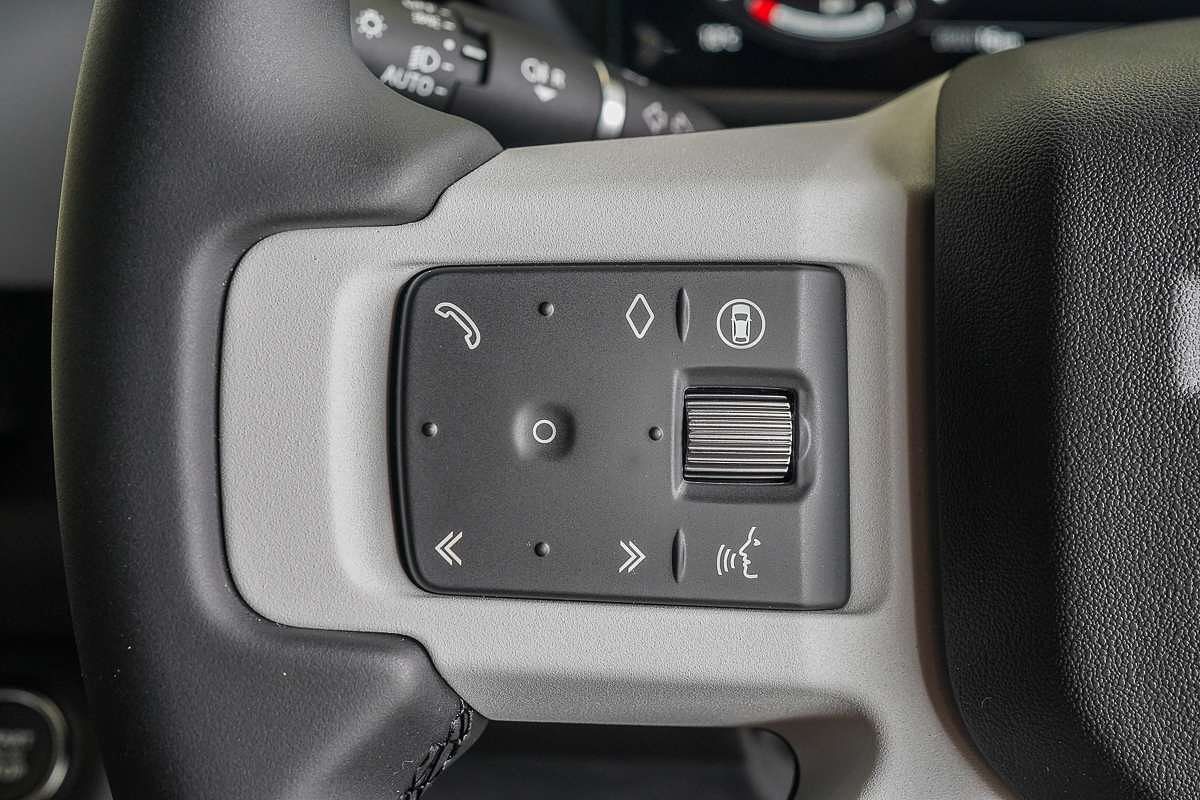 2025 Land Rover Defender 110 P400e X-Dynamic SE L663