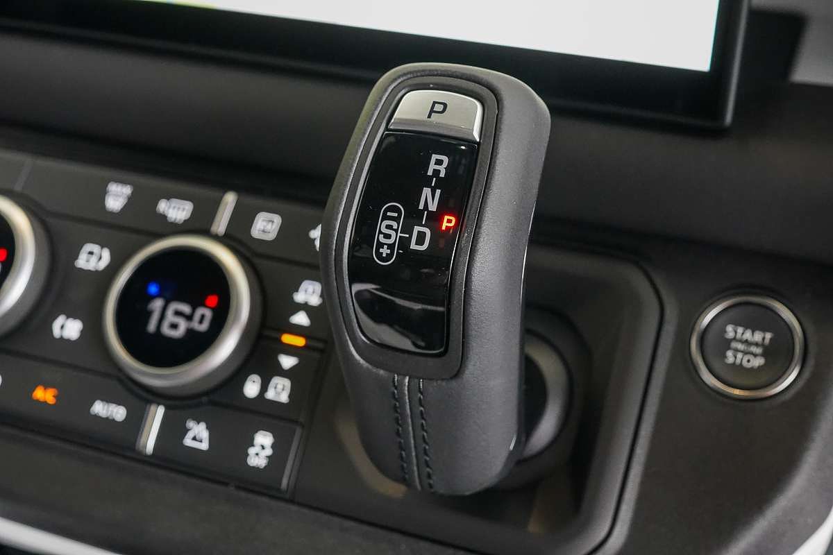 2025 Land Rover Defender 110 P400e X-Dynamic SE L663