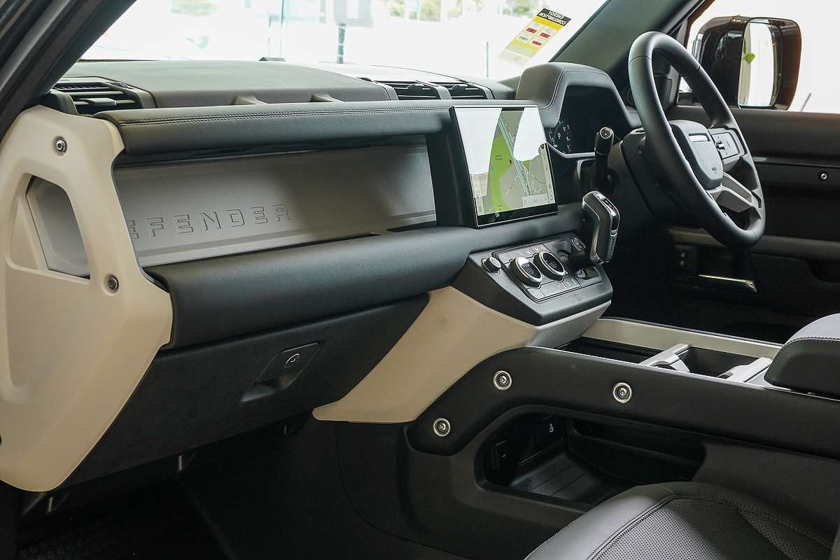 2025 Land Rover Defender 110 P400e X-Dynamic SE L663