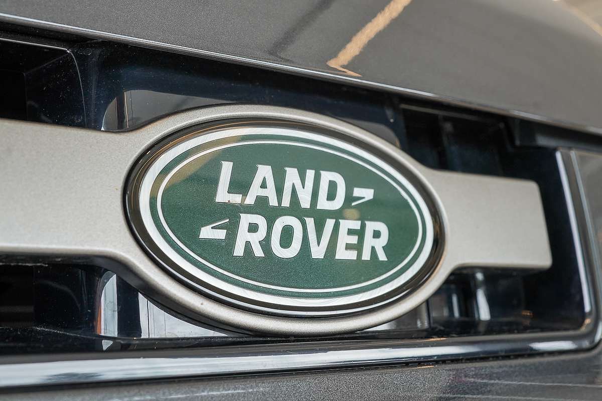 2025 Land Rover Defender 110 P400e X-Dynamic SE L663
