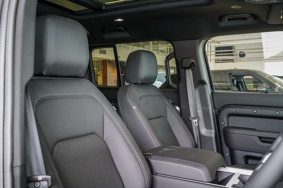 2025 Land Rover Defender 110 P400e X-Dynamic SE L663