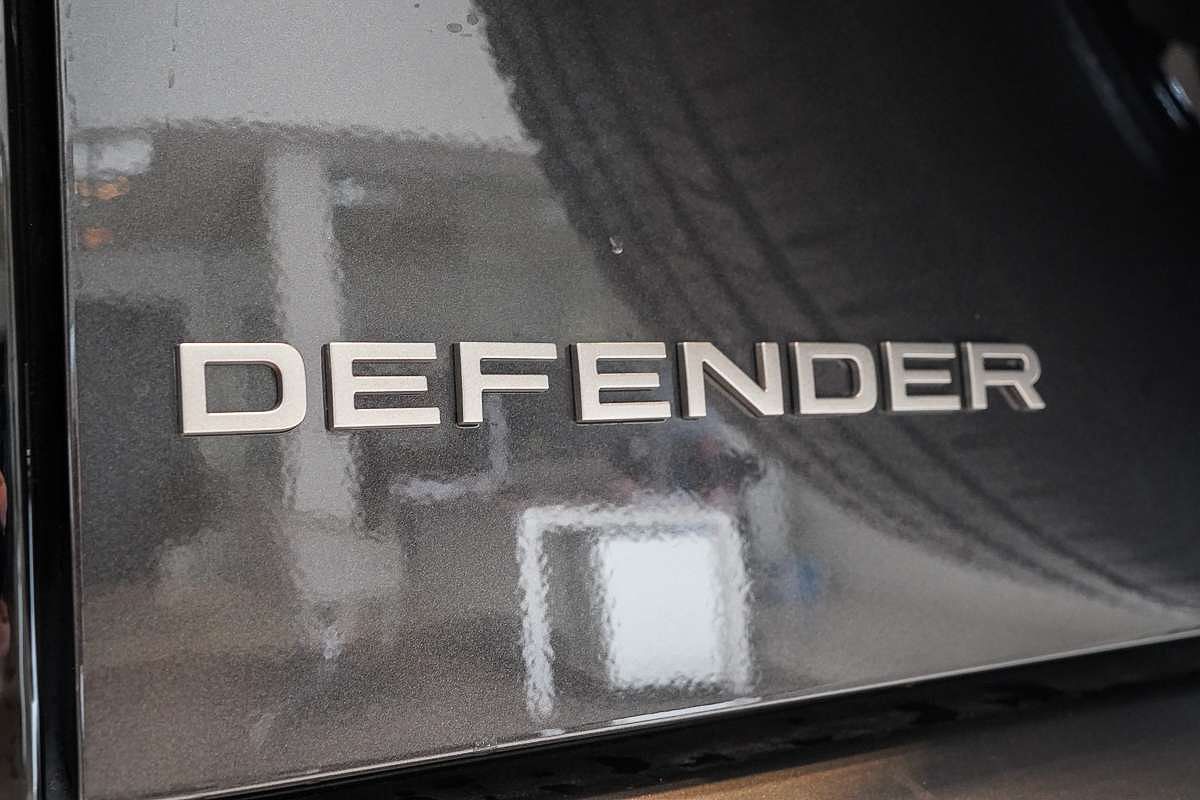 2025 Land Rover Defender 110 P400e X-Dynamic SE L663