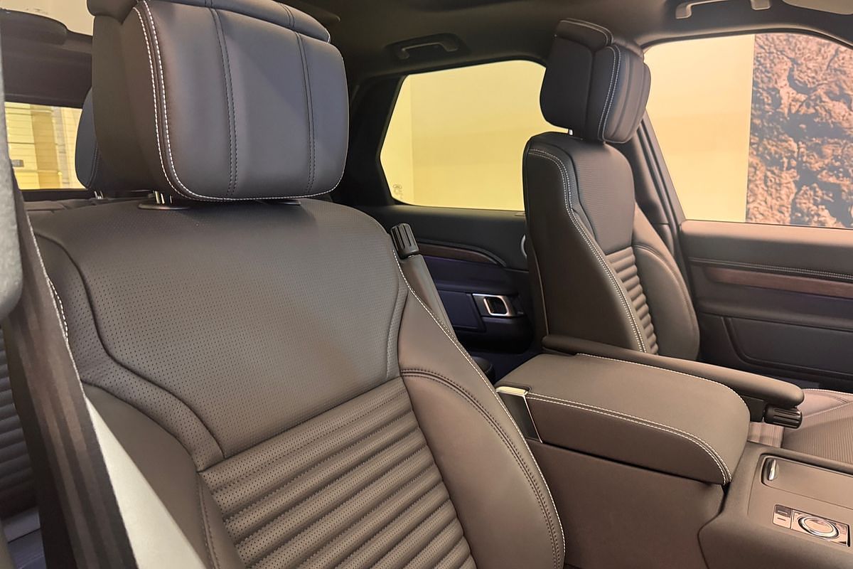 2025 Land Rover Discovery D350 Dynamic HSE Series 5