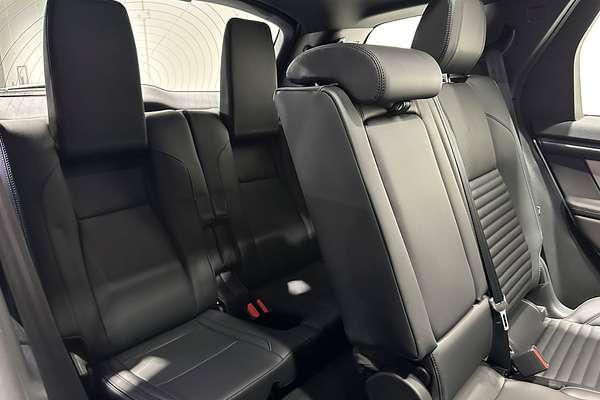 2025 Land Rover Discovery Sport P250 Dynamic SE L550