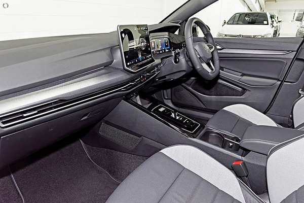 2025 Volkswagen Golf 110TSI R-Line 8.5
